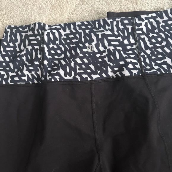 Lululemon Black Cropped Leggings with Patterned Waistband – Size 6 - Picture 3 of 3
